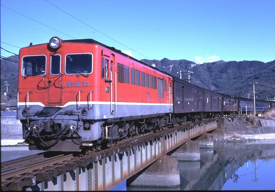 DF50形の牽く土讃線の客車列車（撮影：南正時）