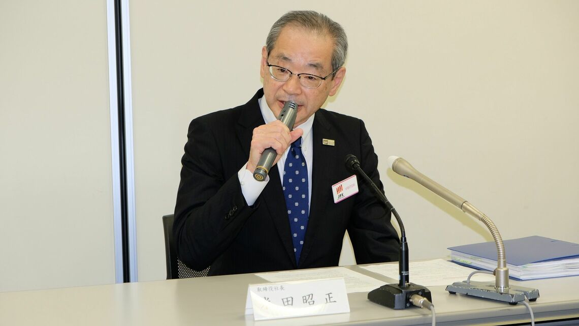 決算会見で業績などについて説明をする米田昭正社長。親会社の近鉄グループホールディングスの社長就任が内定していたが、今回の件で立ち消えとなった（記者撮影）