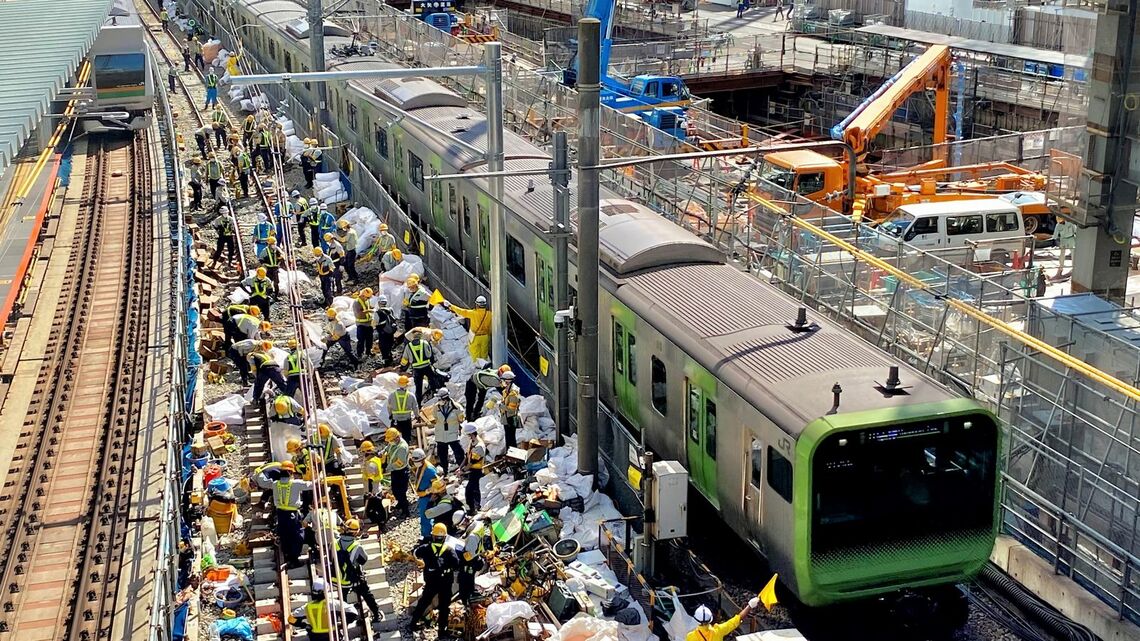 渋谷駅の線路切り替え工事。山手線の一部を2日間運休して実施した（記者撮影）