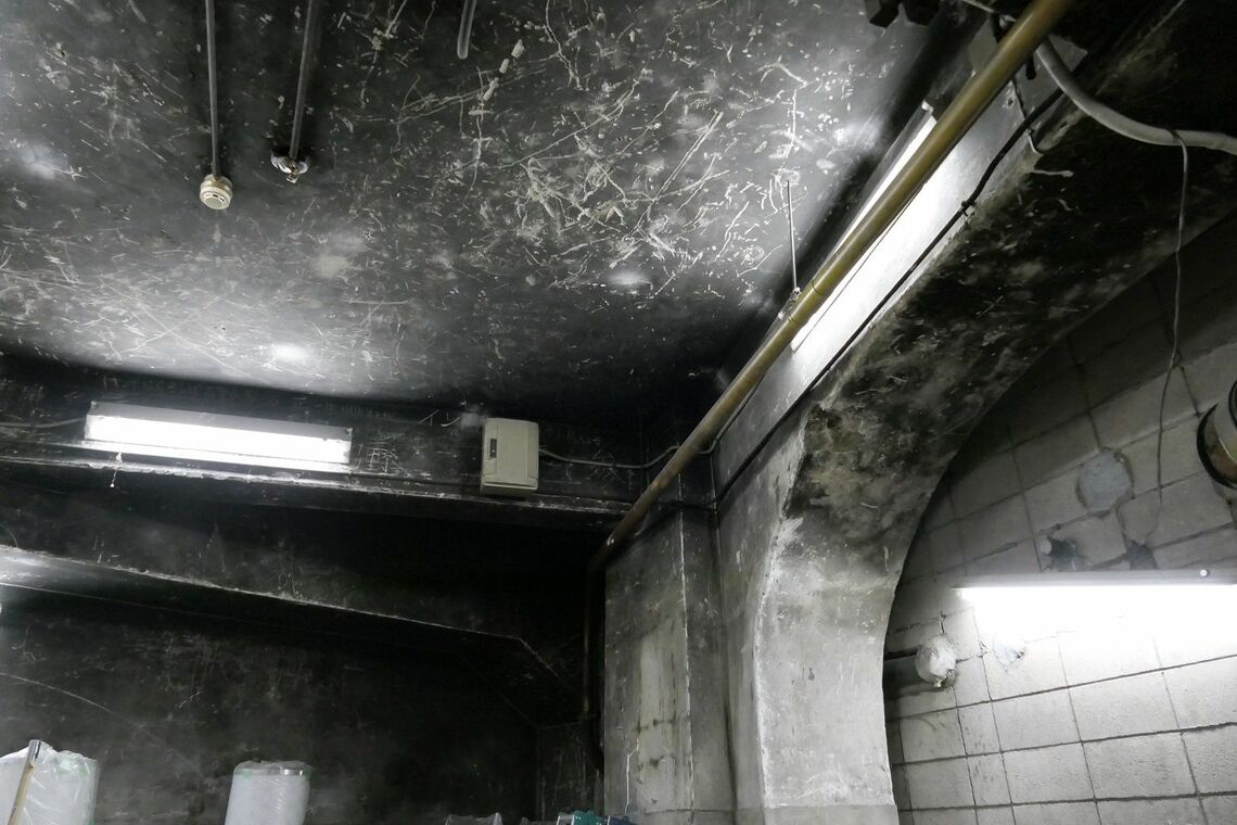 天井や壁がススで黒くなっている（記者撮影）
