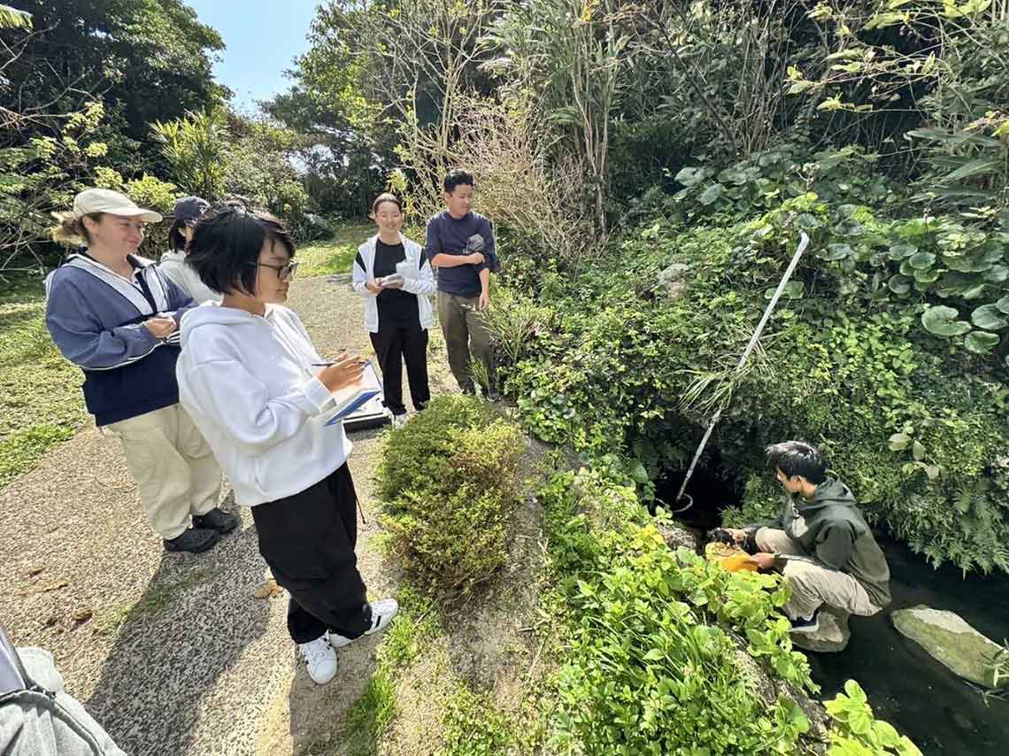 調査地点を3カ所決めて1週間ごとに採水し、成分を測定した。「思った以上に難しかったですが面白かったです」（宮﨑さん）（写真：喜界町提供）