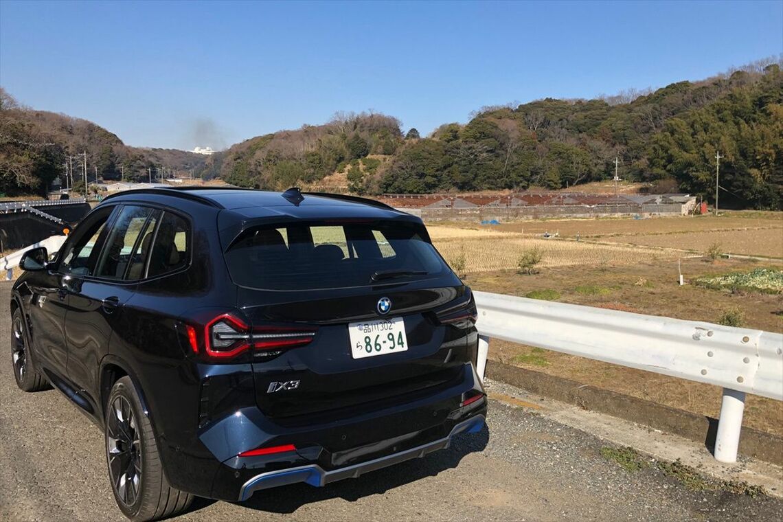 BMW「iX3 M Sport」。大磯町周辺の山間部にて（筆者撮影）