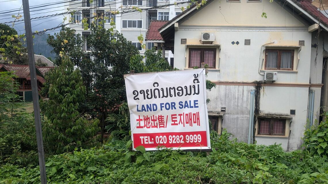 ラオス語、英語、中国語、韓国語が並ぶ広告