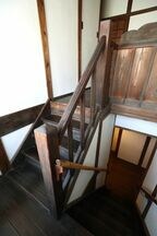 柳邸内には階段は2つあった（西館）