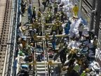 「山越器」でレールを持ち上げて移動する様子