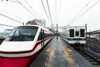 終点・赤城駅のホーム。日中は特急と普通列車が交互に発着する