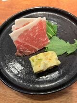 現在の店で提供している日替り前菜の１つ、農場直送のブランド豚「三右衛門」の生ハムとスペインオムレツ（筆者撮影）