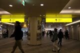 画面奥に中央改札（記者撮影）