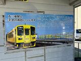 「シマテツ」の愛称で親しまれる「島原鉄道」。街プロジェクトの一環で、車体の黄色にちなみ、地元の人たちが願いごとを書いたハンカチをホームに飾ったのだそう（写真：筆者撮影）