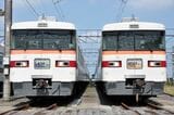 「しもつけ」（左）と「きりふり」（右）のヘッドマークを表示した350型（記者撮影）