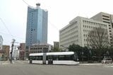 富山駅近くの併用軌道を行く環状線用9000形（筆者撮影）