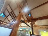 三角屋根の天井は高く、開放感ある店内（筆者撮影） 
