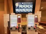 店の入り口にある券売機。海外の客が多いため、英語・韓国語・中国語表記のメニューも用意されている（著者撮影）