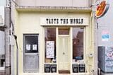 テイスト・ザ・ワールド外苑前店。雨が降る平日朝10時、店内はほぼ満席でした（筆者撮影）