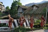 イフガオ州バナウェ町のインバヤー祭りの当日。民族衣装を着けた町民たちが出番を待つ。インバヤーは米の地酒「バヤー」を酌み交わすという意味がある（写真：筆者提供）