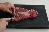 肩ロースを切っている場面