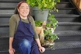 お店の屋号「Yuri.m」の「m」は夫の苗字の頭文字であり、夫の名前ミッシェルの頭文字でもある。「後から気付いたのですが『Yuri.m』を発音すると『ユリ・エム』になり、フランス語の『Yuri aime』と同じ発音です。意味は『私は愛する』。そのおかげでしょうか。今、私の周りには好きな人が集まってきてくれている気がします」（筆者撮影）