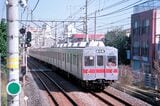 東横線自由が丘―田園調布間を走る、前面に赤帯が入った後の8000系（撮影：橋爪智之）