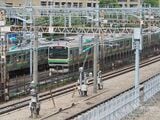 田町駅付近の東海道本線を走る列車。大汐線と接続する線路は同線の上り線と下り線の間に設ける（記者撮影）