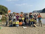 嘉徳海岸の護岸工事に反対する自然保護団体「奄美の森と川と海岸を守る会」（写真提供：奄美の森と川と海岸を守る会）
