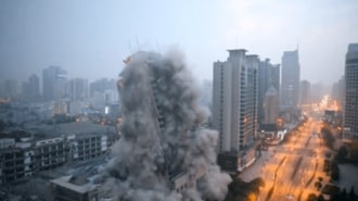 中国西安で118mの高層ビルが一瞬で消えた