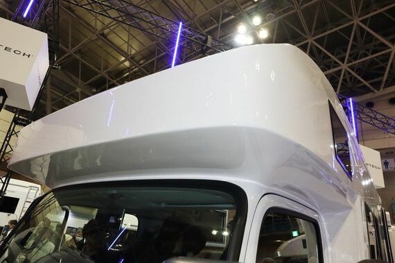 運転席上部に伸びる、特徴的なバンクベッド