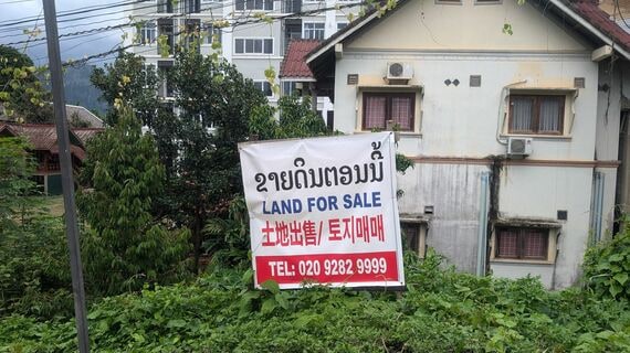 ラオス語、英語、中国語、韓国語が並ぶ広告