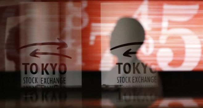 日経平均414円安､トランプ相場で下げ幅最大