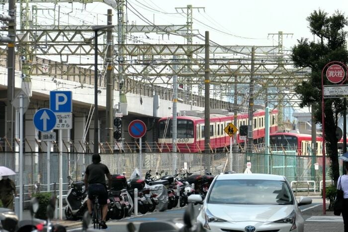 連絡線で高架に上がる回送電車