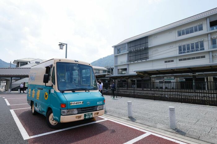 列車出発の30分前に各地で集荷を終えたヤマトが駅に到着