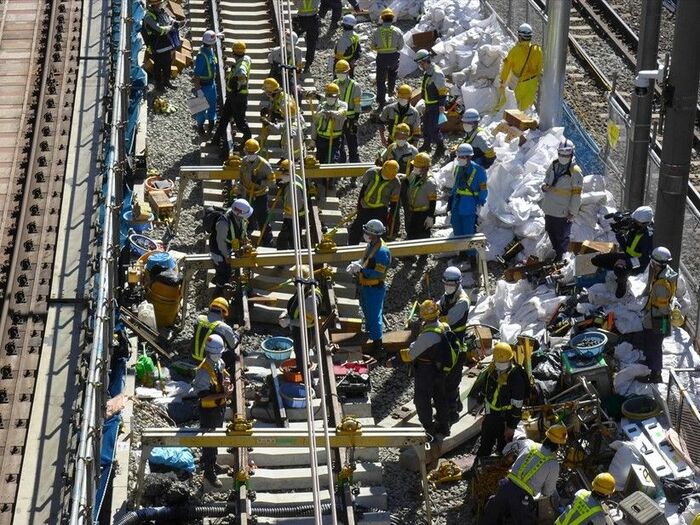 「山越器」でレールを持ち上げて移動する様子