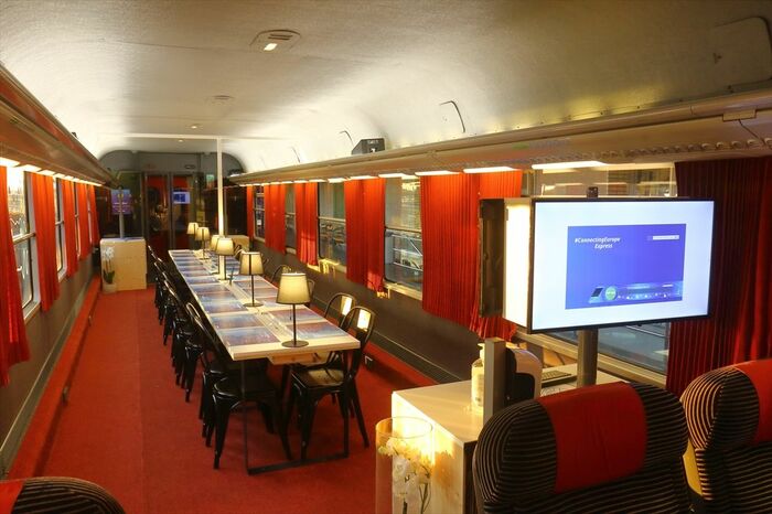 フランス国鉄の座席車は会議室として使われた