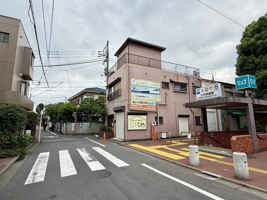 小竹向原駅の2番出口付近。店舗は極端に少なく、低層の住宅が並ぶ（写真：筆者撮影）