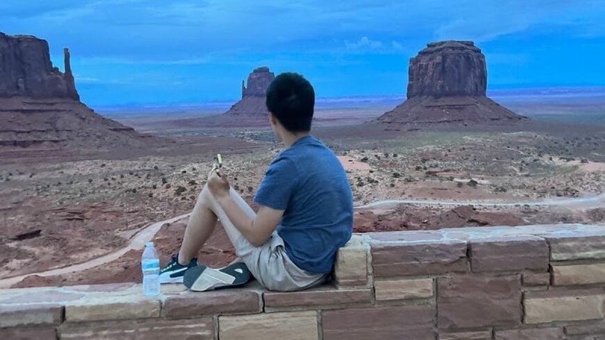 田端信太郎さんが息子に伝えたい学校での学びとは――（写真：『自分を探すな 世界を見よう 父が息子に伝えたい骨太な人生の歩き方』より）
