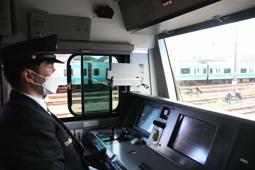 運転席に座る乗務員（記者撮影）