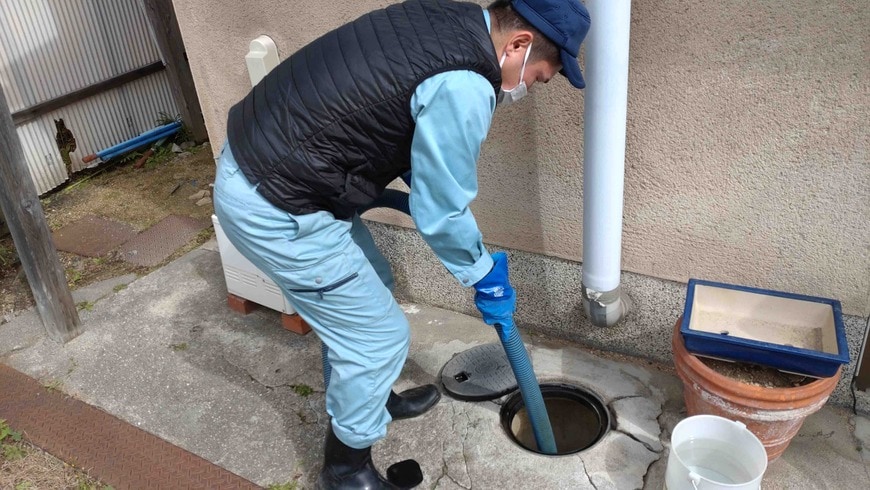 収集作業にあたる前田氏