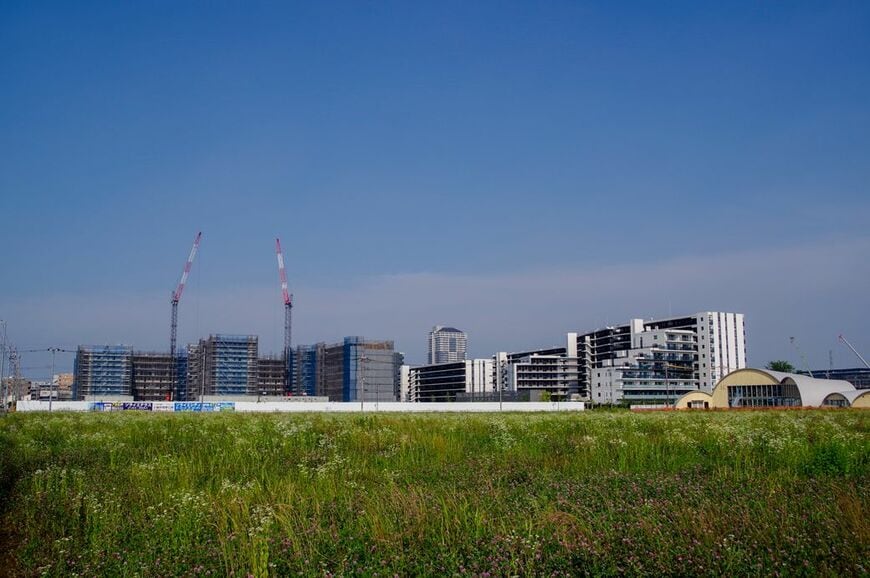 解体後、更地となった旧D地区北側から獨協大学駅方面をみる。工事が行われているのは旧C地区で民間分譲マンションを建築している（筆者撮影）