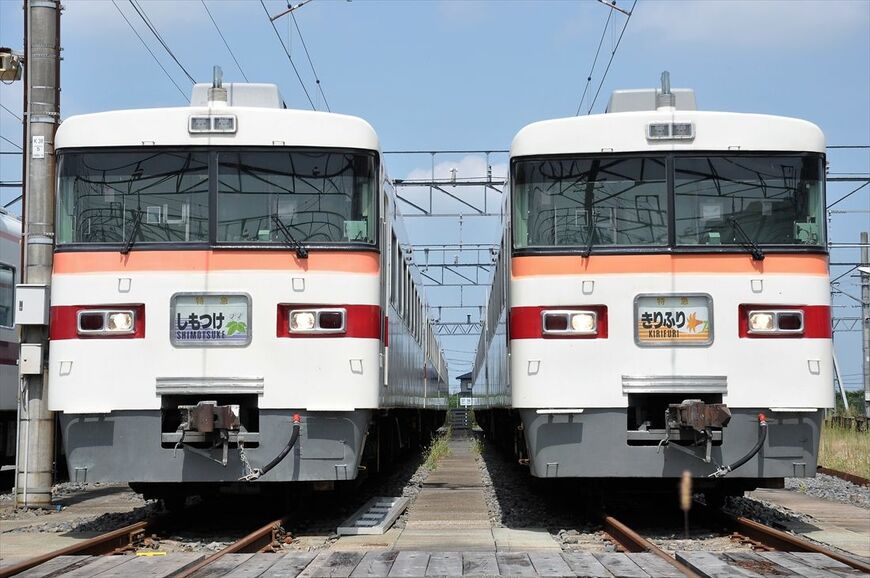 「しもつけ」（左）と「きりふり」（右）のヘッドマークを表示した350型（記者撮影）