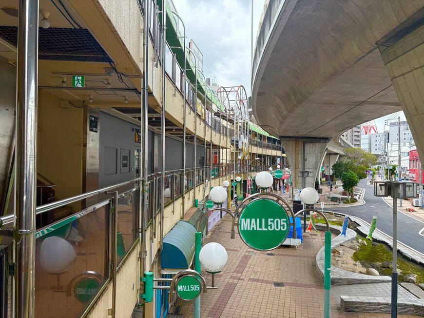 モール505に並走するのが土浦ニューウェイ。近未来的なつくりが、どこかつくばと似ている気がする（写真：筆者撮影）