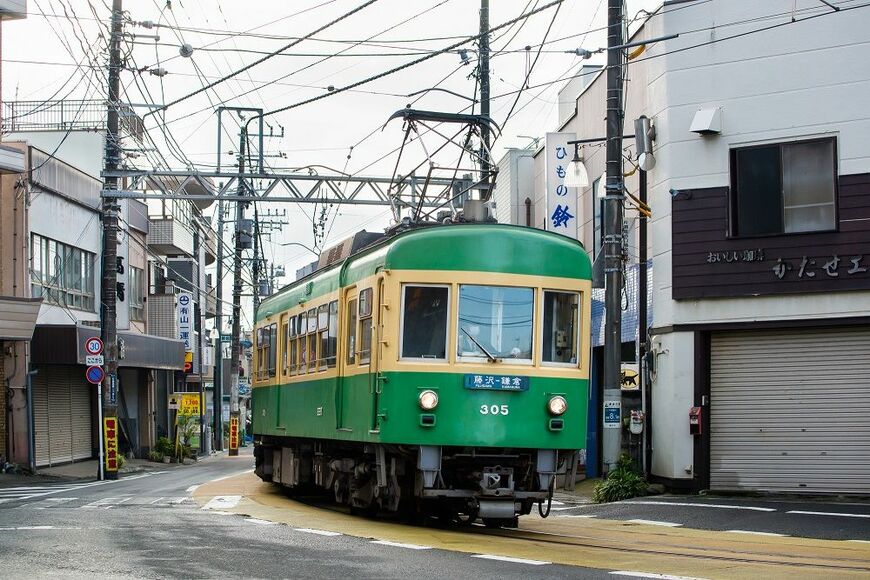 併用軌道を走る江ノ電300形（写真：denkei／PIXTA）