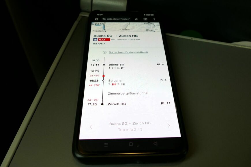 遅延後の到着時刻（赤字）やプラットホームの番線（右の数字）まで表示（筆者撮影）