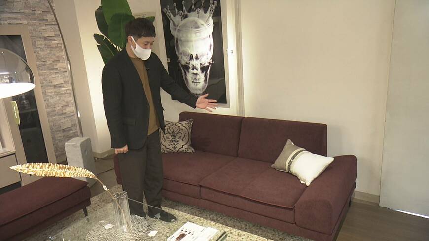 ソファについて説明する北村社長。NHK「ルソンの壺」最新回は3月7日（日）、NHK総合の関西地域で7時45分～8時25分放送です（写真：NHK大阪拠点放送局）