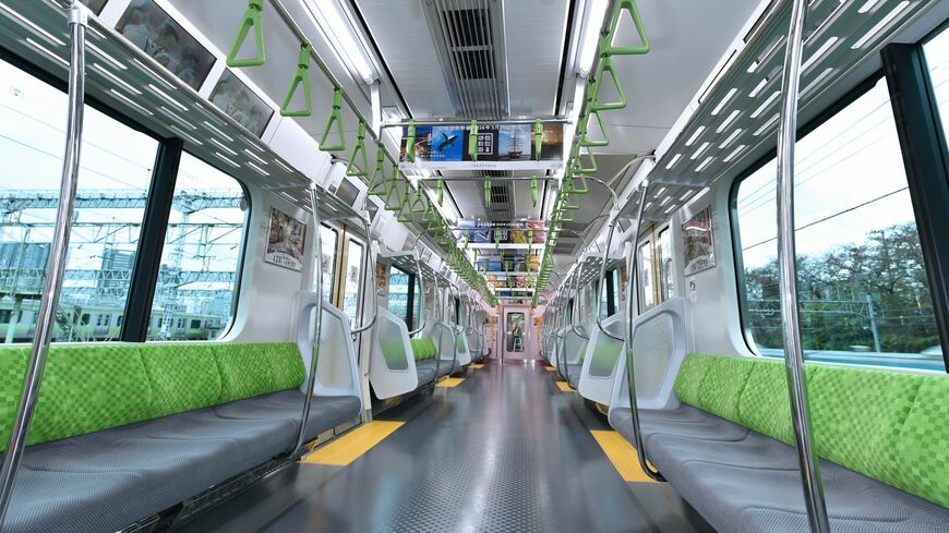 山手線E235系の車内。鉄道車両の定員はどのように決まっているのだろうか（撮影：風間仁一郎）