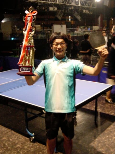 トロフィーを持つチューヤン氏