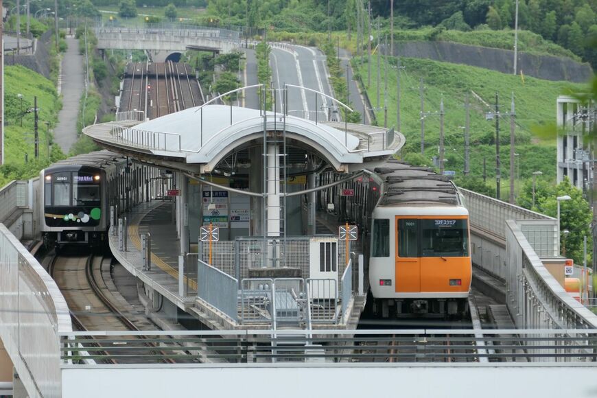 ホームに入線する大阪メトロ車両（記者撮影）