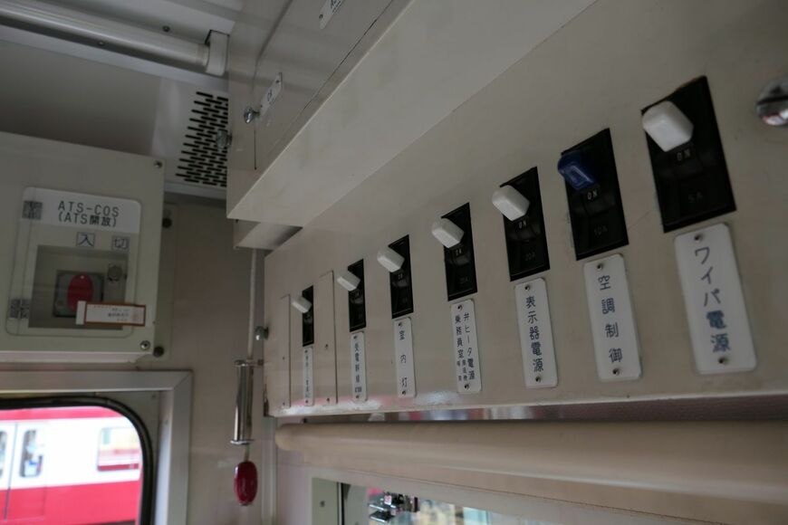 乗務員室のスイッチ類（記者撮影）