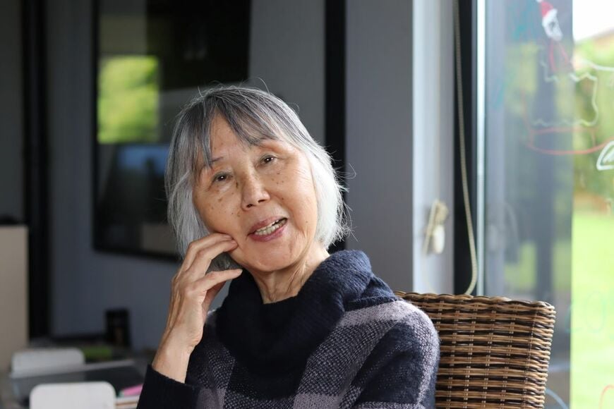 インタビューを受ける政子さん