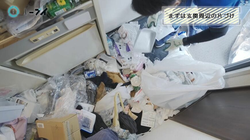 洋室までの廊下もゴミで埋め尽くされている（写真：「イーブイ片付けチャンネル」より）