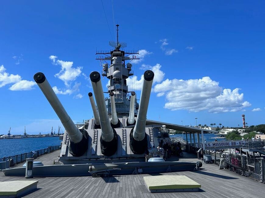 アリゾナが真珠湾の「負の象徴」なら、戦艦ミズーリはその対極にある。東京湾での降伏調印式や特攻機などについても日本語ガイドが詳しく解説してくれる（筆者撮影）
