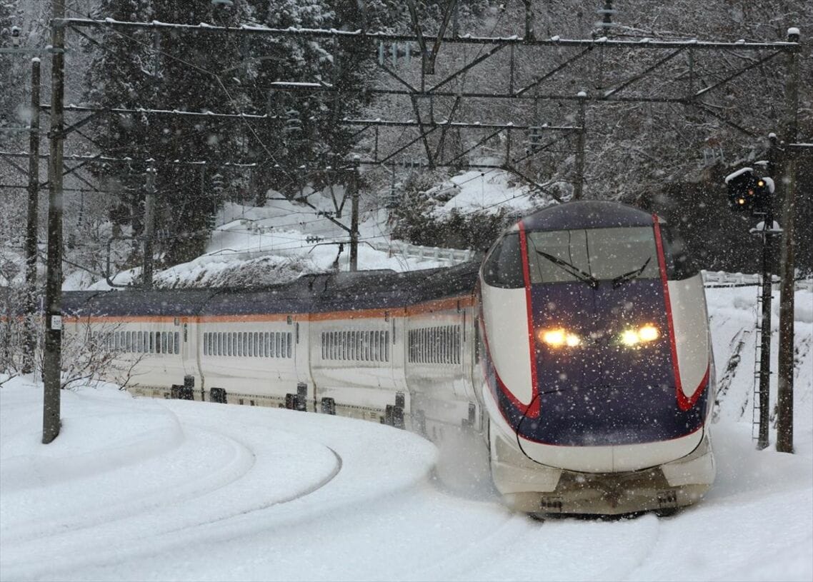 雪景色の板谷峠に挑むE3系「つばさ」